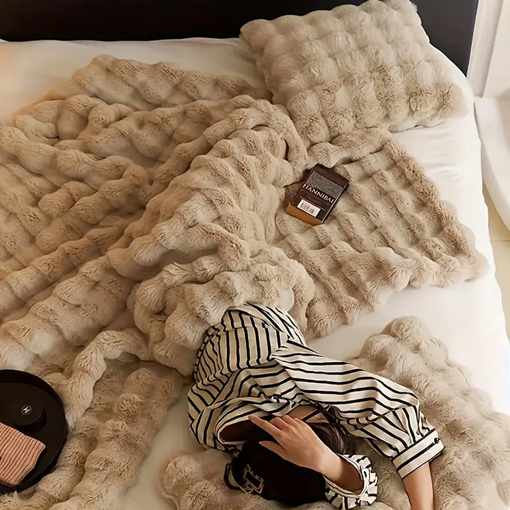 Blødt tæppe til soveværelset. Varmt plaid til afslapning og hygge i sengen.