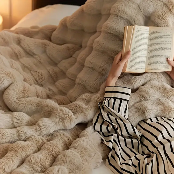 Stilfuldt blødt tæppe. Perfekt plaid til indretning og hygge i moderne hjem.