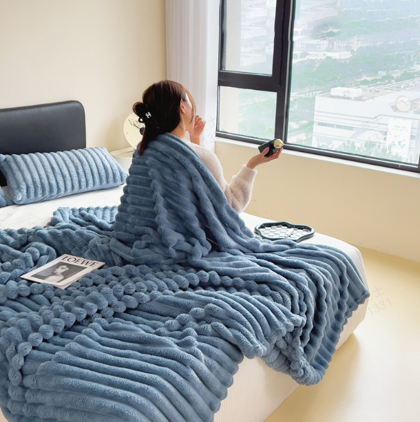 Luksuriøs plaid i blødt design, perfekt til hygge derhjemme.