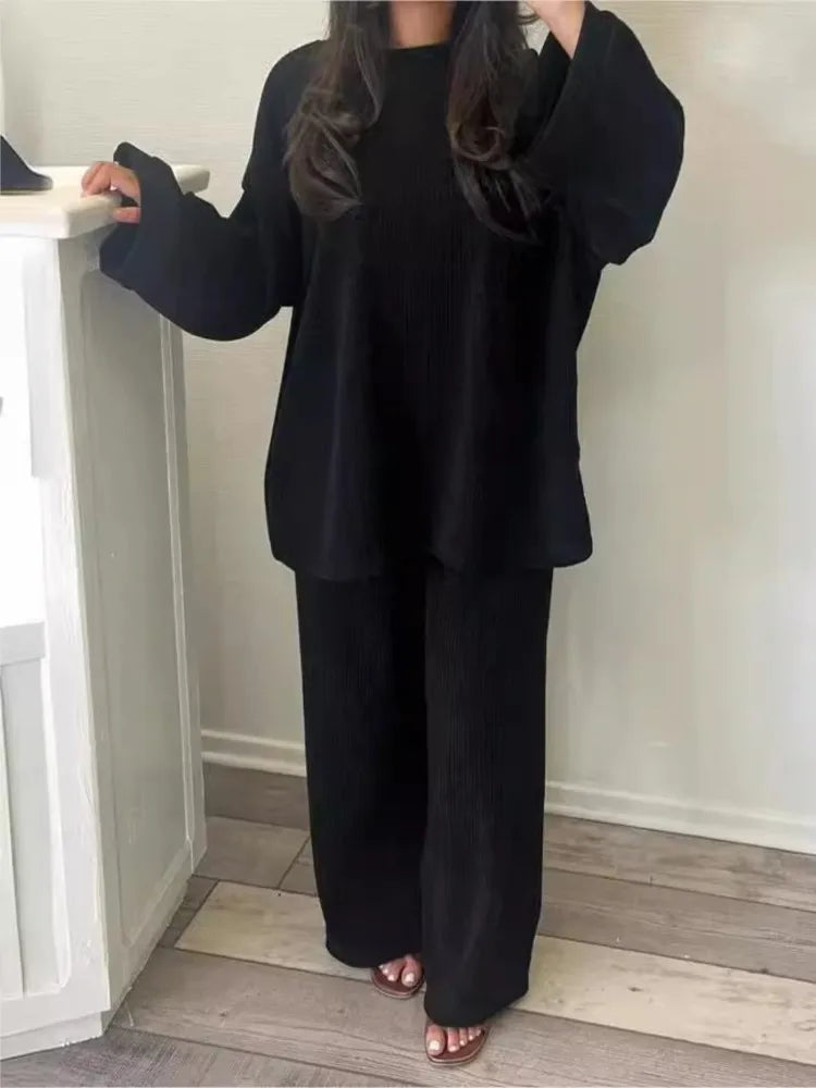 Kvinders oversize ribstrikket sweater i blød kvalitet, ideel til afslapsæt. Elegant og komfortabelt efterårstøj.