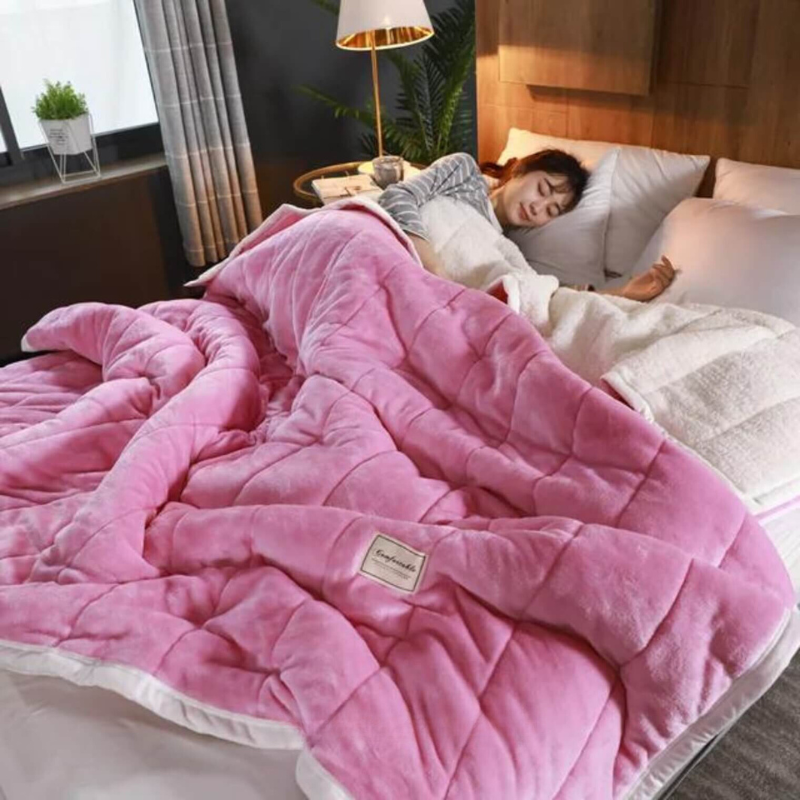 Varmt og energibesparende fleecetæppe. Blødt vintertæppe for ekstra hygge på sofaen.