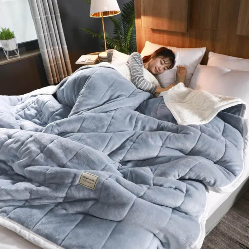 Luksuriøst blødt fleecetæppe med plys-følelse. Ideelt til afslapning og hygge i sofaen eller sengen.