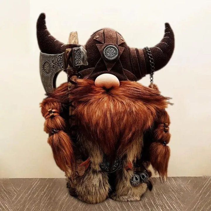 Blødt viking plysdyr med hjelm og skæg, perfekt til kram og leg for børn. En modig nordisk bamse.
