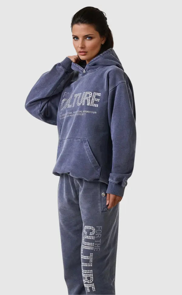Blå unisex hættetrøje med moderne design, komfortabel og stilfuld til streetwear.