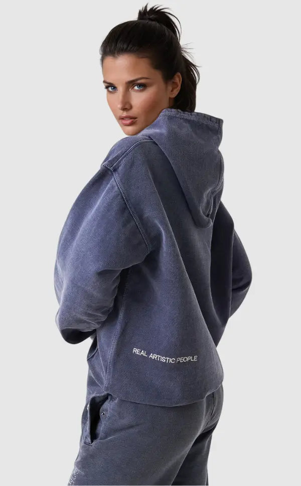 Komfortabel blå unisex hættetrøje. Blød streetwear hoodie med moderne snit og afslappet pasform.