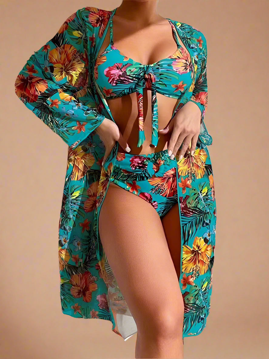 Mønstret dame badedragt med blomsterprint og løst cover-up; perfekt til strand og pool.
