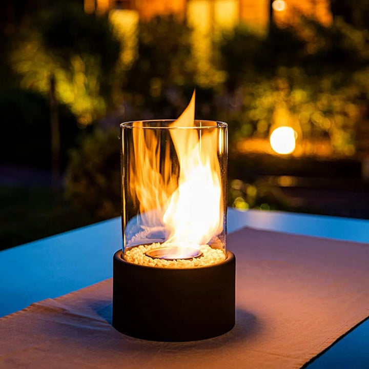 Stilfuld røgfri glas bordpejs til udendørs brug. Perfekt til terrasse og haven. Skaber hygge.