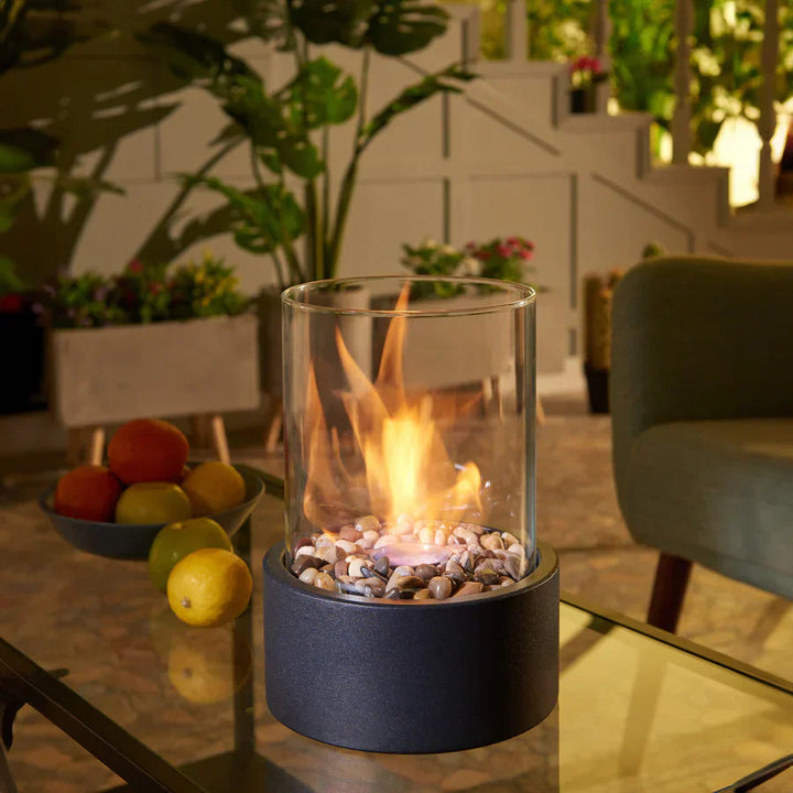 Elegant glas biopejs med sort base, røgfri og nem at placere på borde inde og ude.