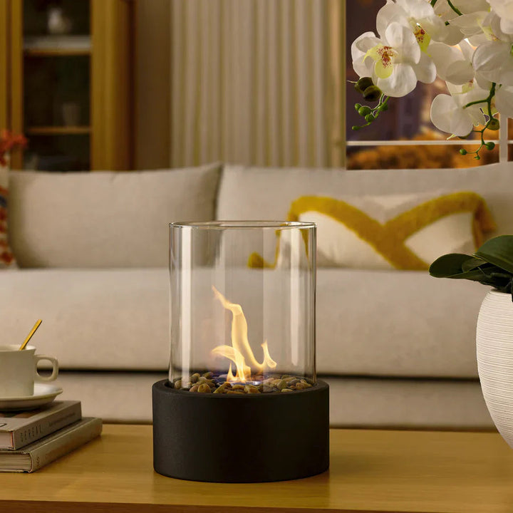 Pejs i glas, der skaber en varm og indbydende atmosfære indendørs. Perfekt til hygge.