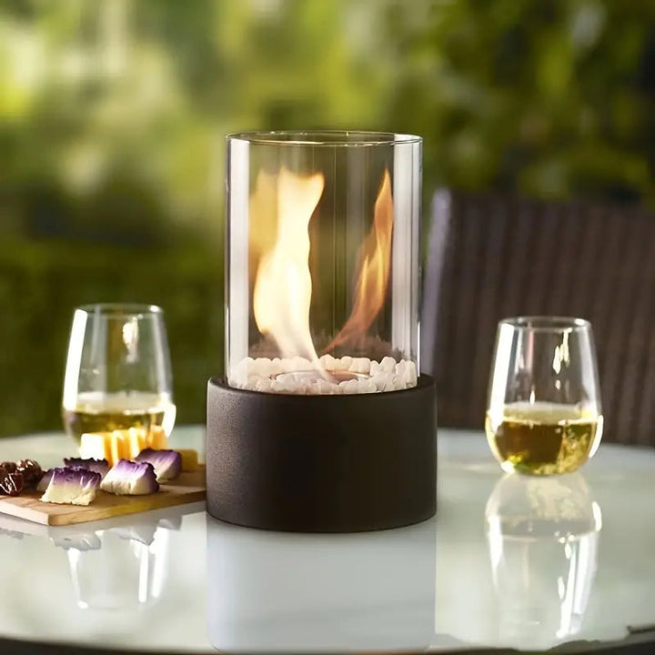 Indendørs og udendørs røgfri glas biopejs. Alsidig bordpejs for hygge året rundt.