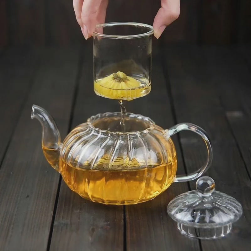 Borosilikatglas tekande 800ml med stribet design og rustfrit stål-infuser til te- og kaffeentusiaster. Ideel til køkkenet.