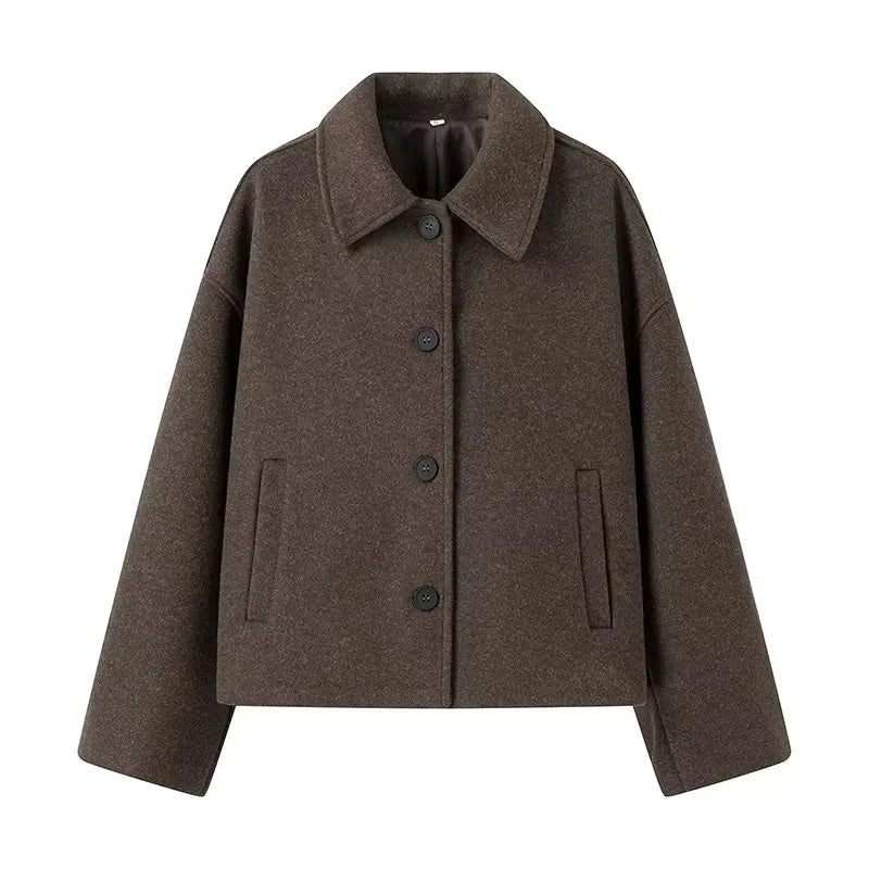 Brun dame kort jakke med klassisk krave og knapper. Elegant og stilren vinterjakke til hverdag og fest.