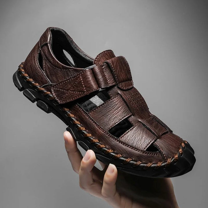Brun herre fisherman sandaler, lukket tå, komfortable til sommer og hverdagsbrug.