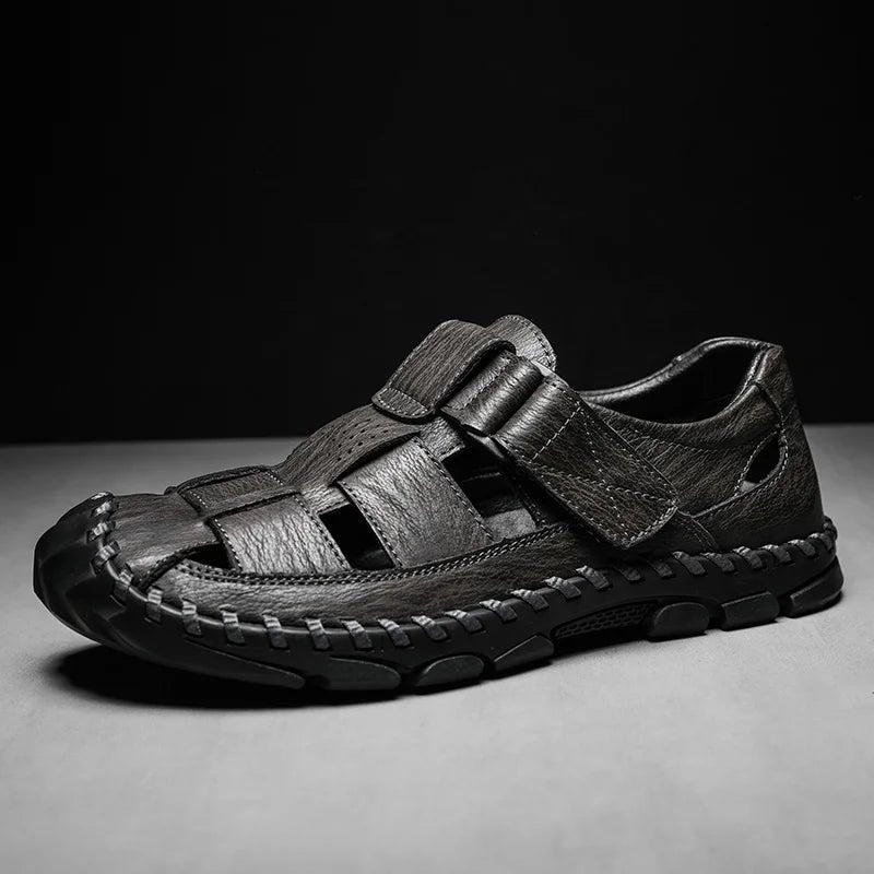 Elegante grå herre sandaler med lukket tå, perfekte til stilfuld sommer og hverdagsbrug.