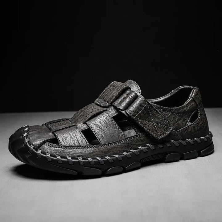 Elegante grå herre sandaler med lukket tå, perfekte til stilfuld sommer og hverdagsbrug.
