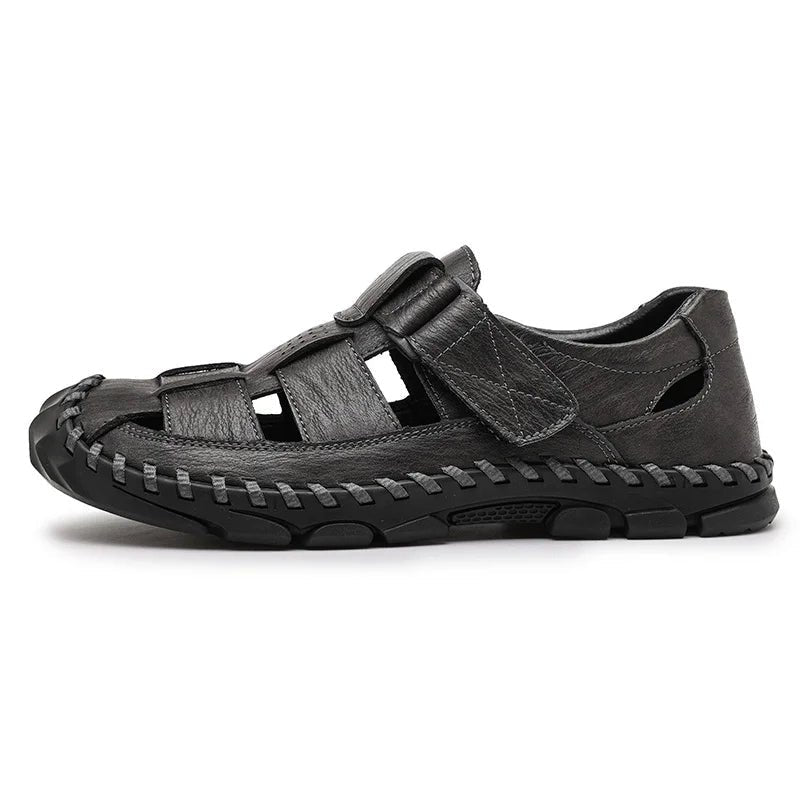 Slidstærke sorte herre fisherman sandaler, lukket tå design for optimal beskyttelse og komfort.