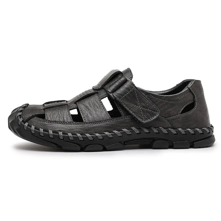 Slidstærke sorte herre fisherman sandaler, lukket tå design for optimal beskyttelse og komfort.