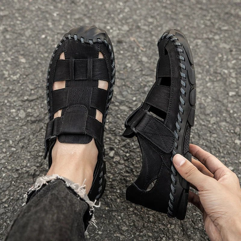 Brun herre fisherman sandaler, vinklet, lukket tå for ekstra beskyttelse. Komfortabelt sommerfodtøj.