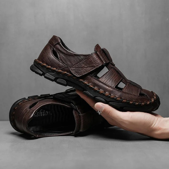 Robuste brune herre sandaler med lukket tå, ideelle til sommer og udendørs eventyr.