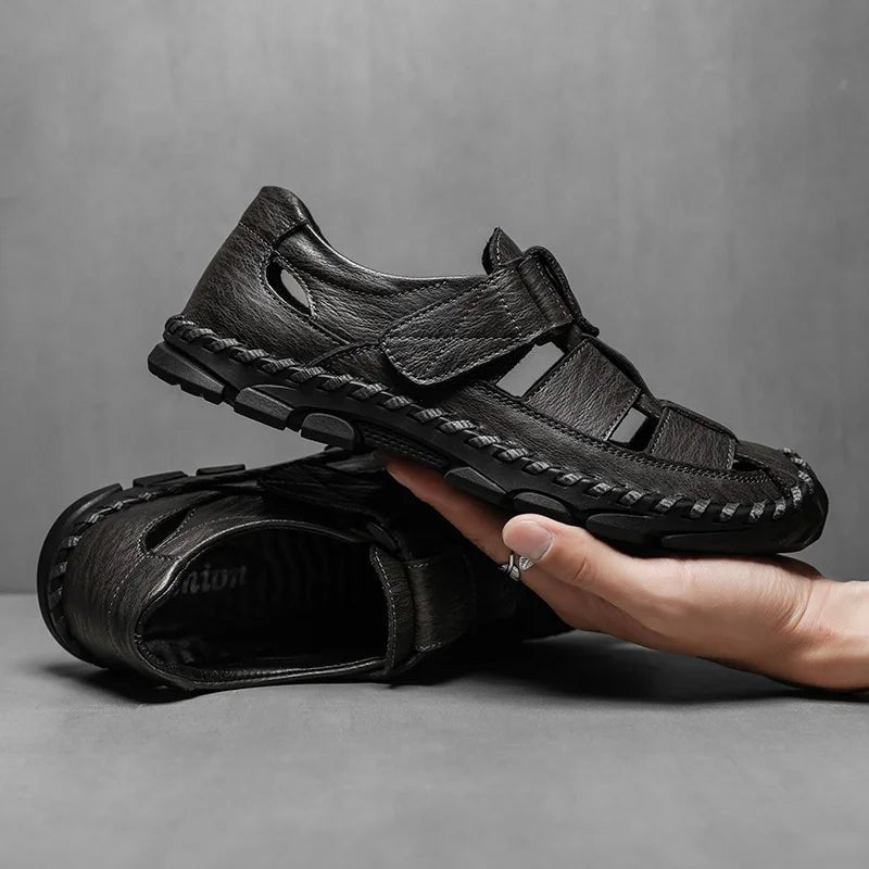 Nærbillede af lukket tå på sorte herre fisherman sandaler, sikrer beskyttelse og komfort.