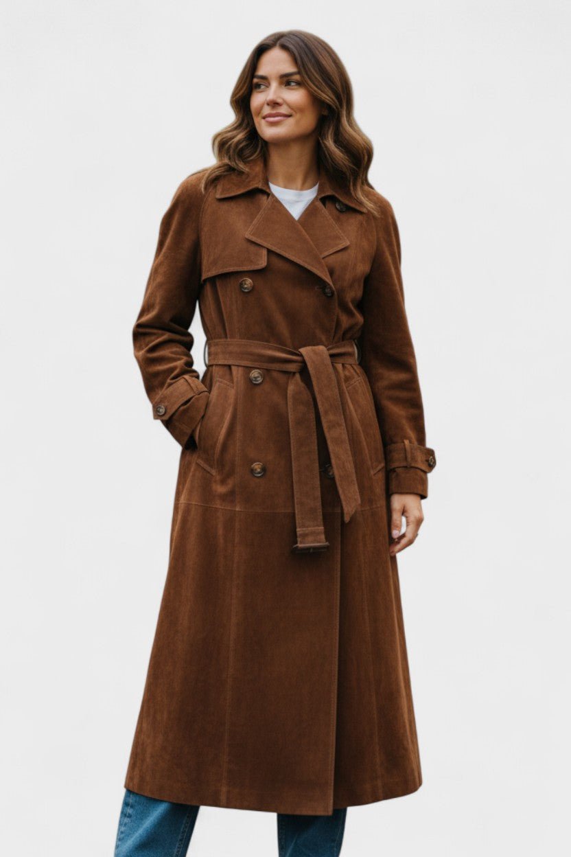 Brun kvinders trenchcoat i elegant, figursyet pasform. Klassisk tidløs stil, perfekt forår/efterårsjakke.