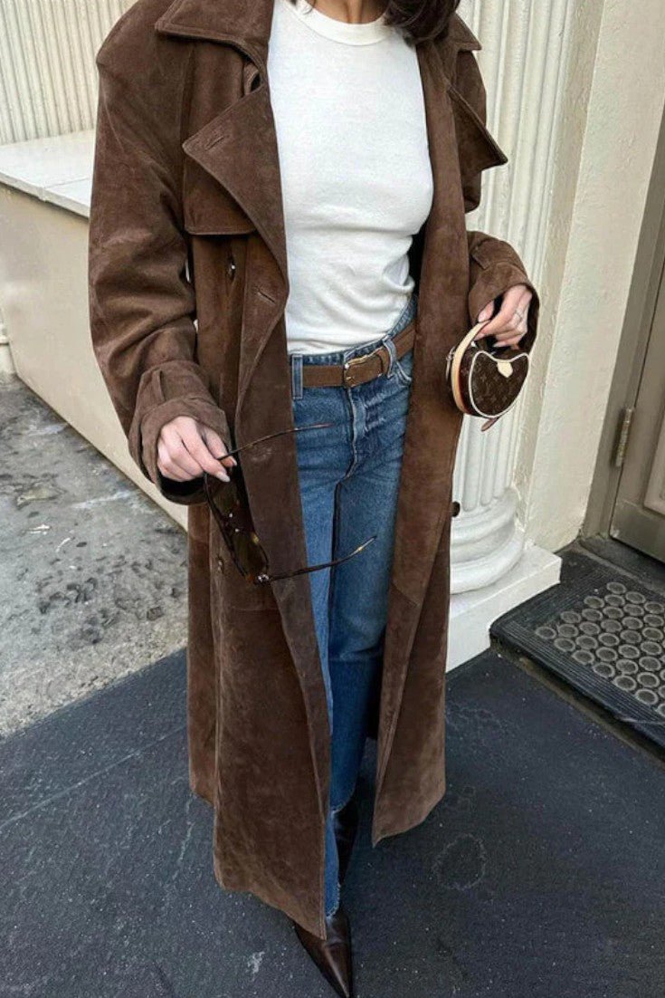 Kvinders elegante brune trenchcoat, tidløst overtøj med feminin stil. Alsidig til mange lejligheder.