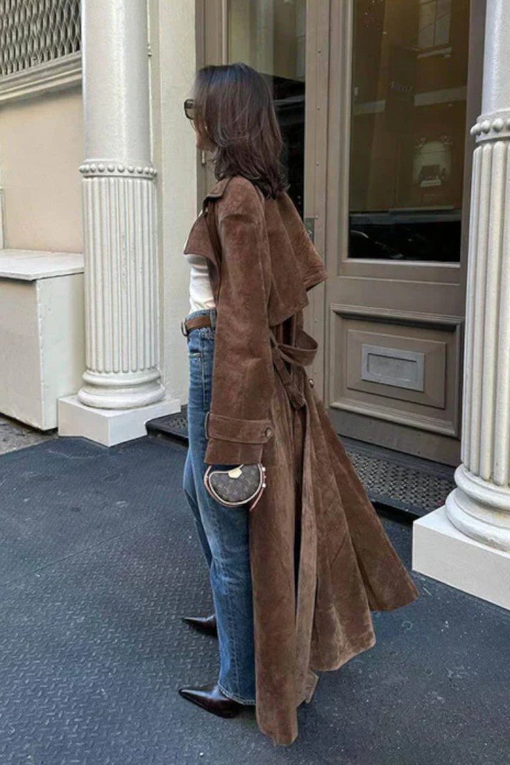 Elegant brun kvinders trenchcoat med klassiske knapper og krave. Perfekt til både forår og efterår.