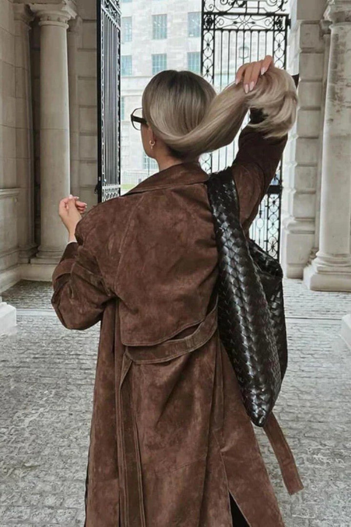 Tidløs brun trenchcoat til kvinder, ideel som stilfuld forårsjakke eller elegant efterårsjakke. Figursyet model.
