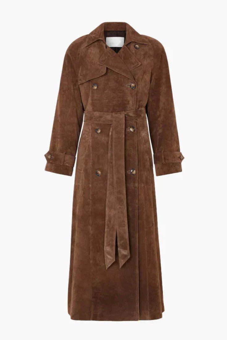 Detalje af elegant brun kvinders trenchcoat. Fokus på krave, revers og figursyet pasform. Tidløst design.