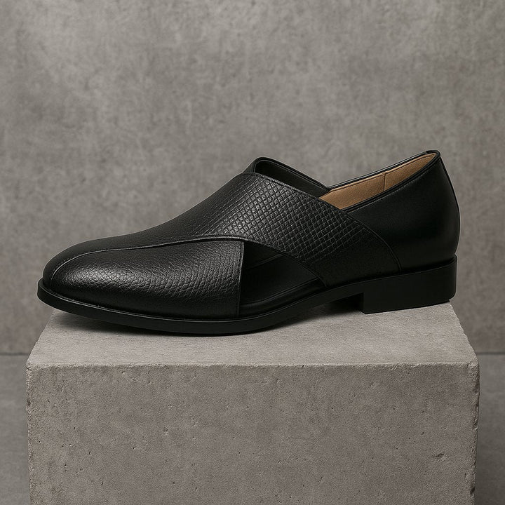 Sort læder fisherman sandaler til herre. Stilfulde crossover loafers med lukket tå. Elegant slip-on sommersko.