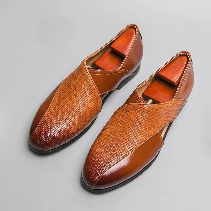 Nærbillede af brunt læder på herre fisherman sandalen. Håndværk, stilfuld crossover loafer med lukket tå.