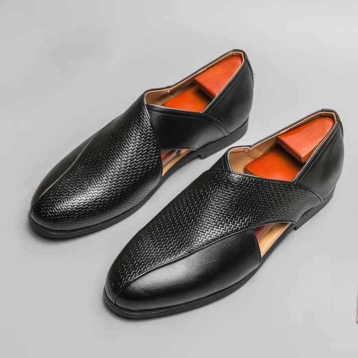 Sidevisning af brun læder fisherman sandal. Crossover design, lukket tå og slip-on komfort. Elegant herresko.