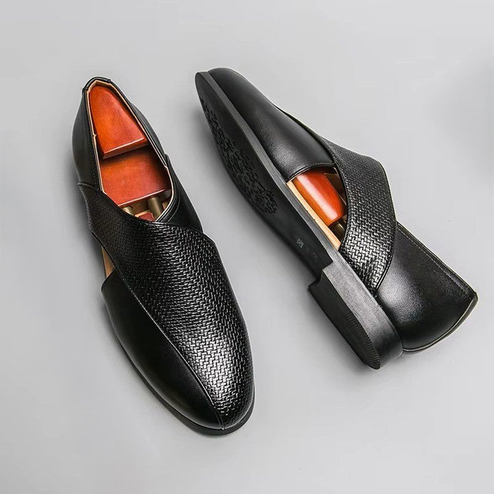 Frontvisning af sort læder fisherman sandal. Lukket tå, crossover design. Komfortabel slip-on sommersko.
