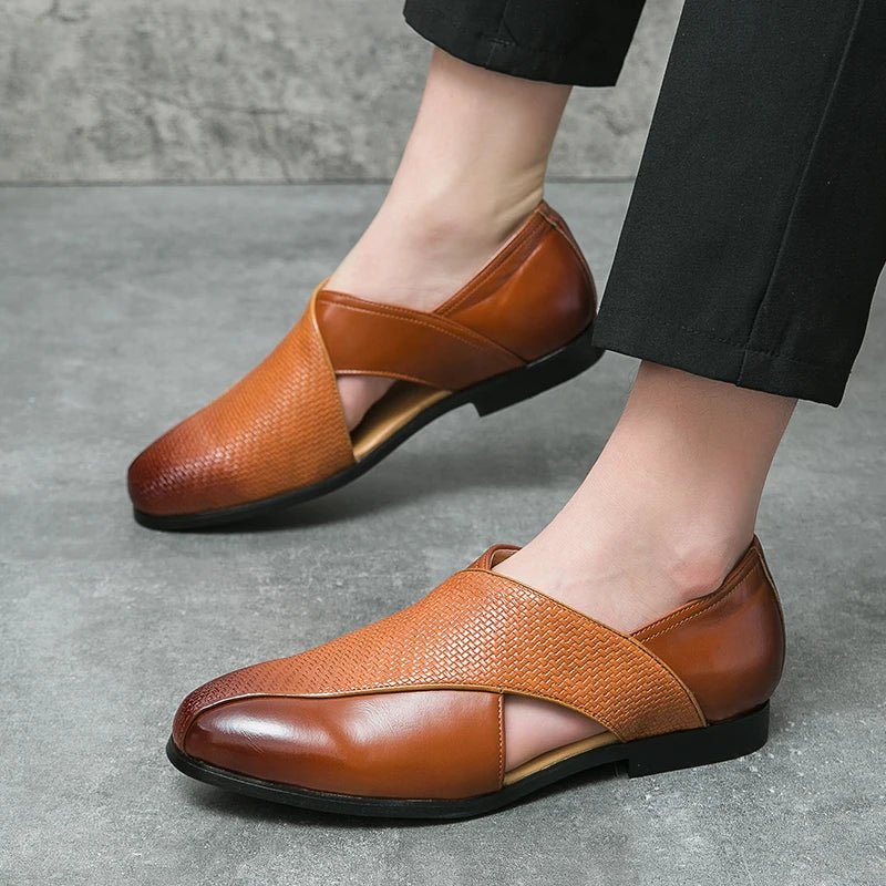 Komfortabel sål på brun læder fisherman sandal. Perfekt til sommer. Stilfuld crossover loafer med lukket tå.