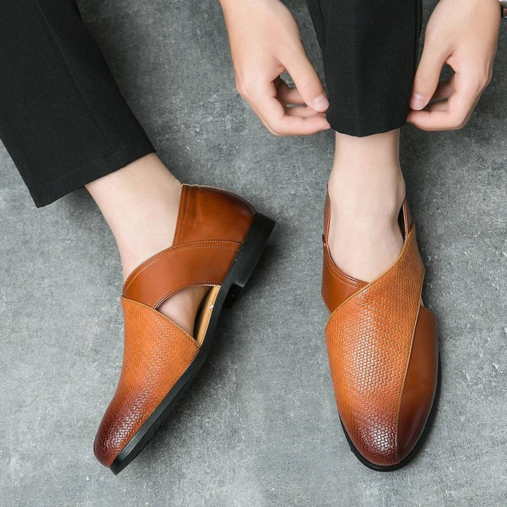 Et par stilfulde brune læder fisherman sandaler. Komfortable crossover loafers med lukket tå til sommerbrug.