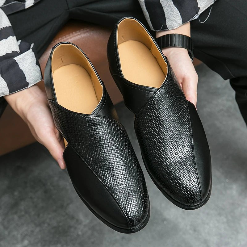 Elegant brun læder herresandal. Crossover loafer med lukket tå. Komfortabel slip-on fisherman sommersko.