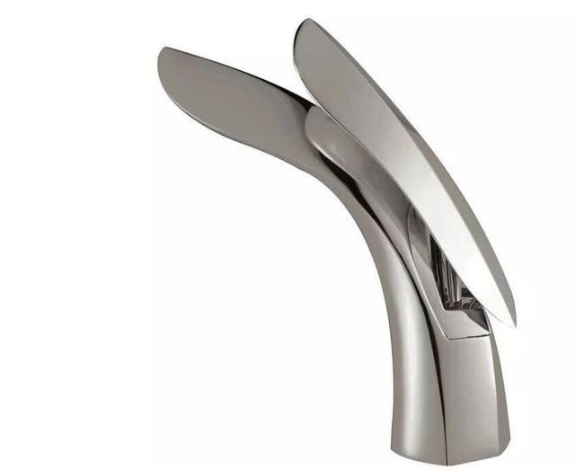 Elegant krom badeværelsesarmatur med buet tud, perfekt til det moderne badeværelse.