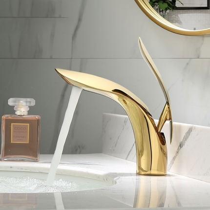 Guld badeværelsesarmatur, buet tud, enkeltgrebs vandhane. Luksuriøst og elegant design.