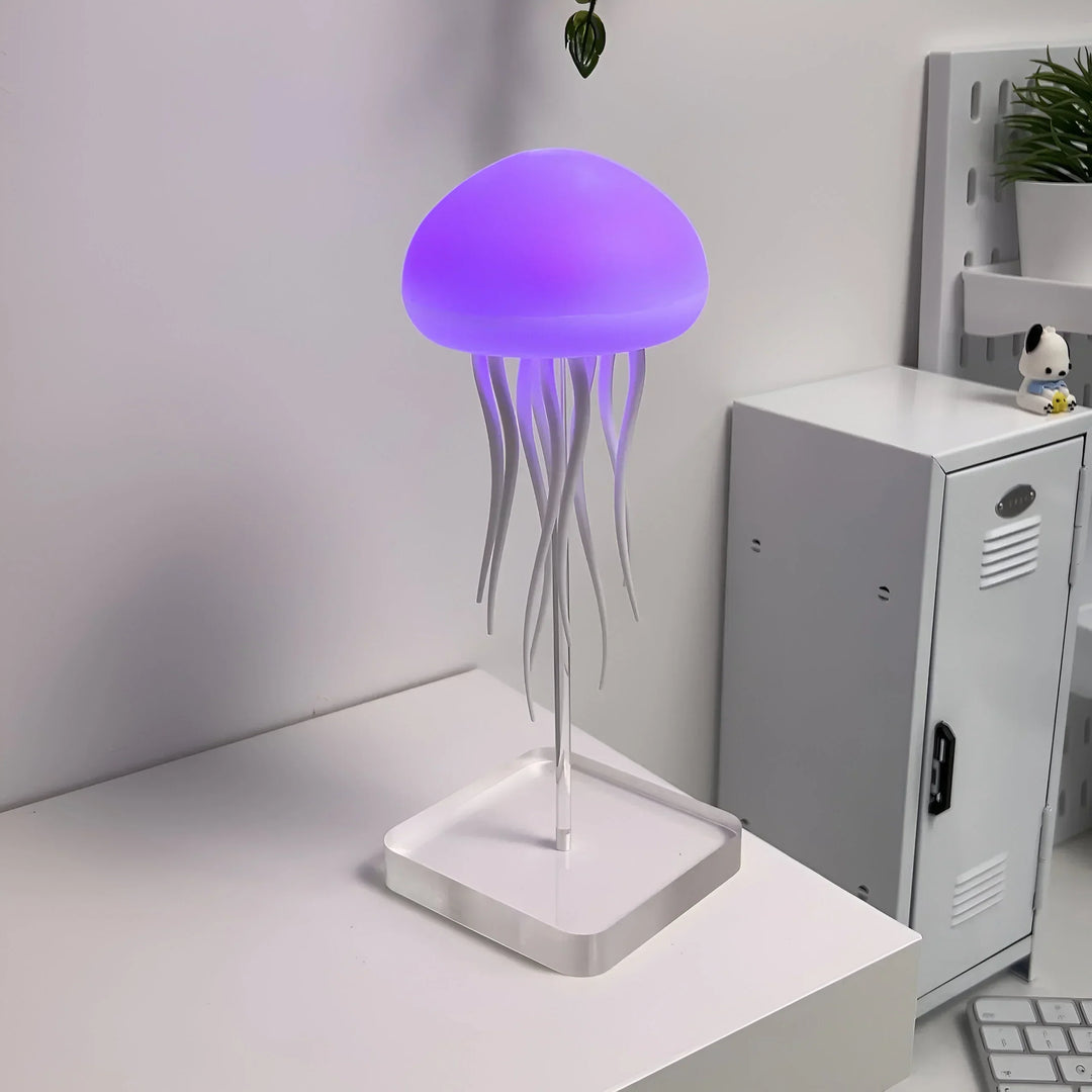 Farverig LED vandmandslampe med naturtro bevægelser, alsidige farver, ideel til dekoration og stressreduktion i stuen.