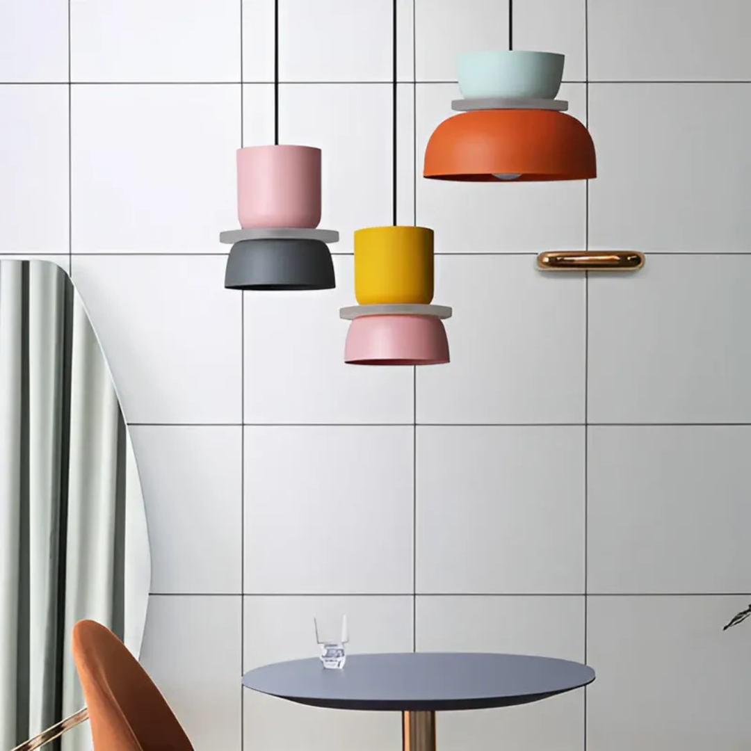 Visning af Macaron LED Pendel Lampen i et moderne boligmiljø.