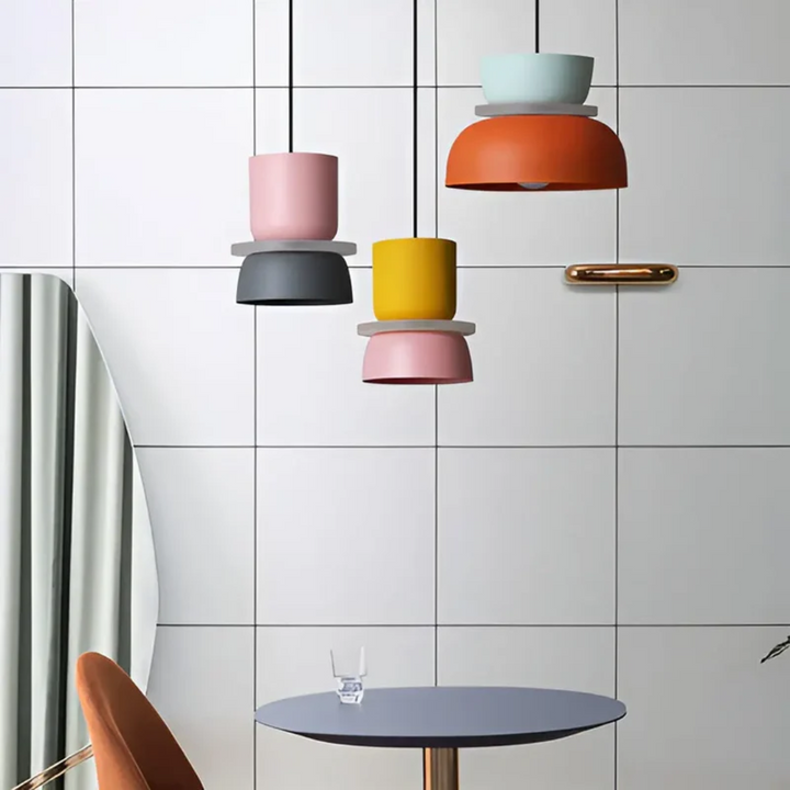 Visning af Macaron LED Pendel Lampen i et moderne boligmiljø.