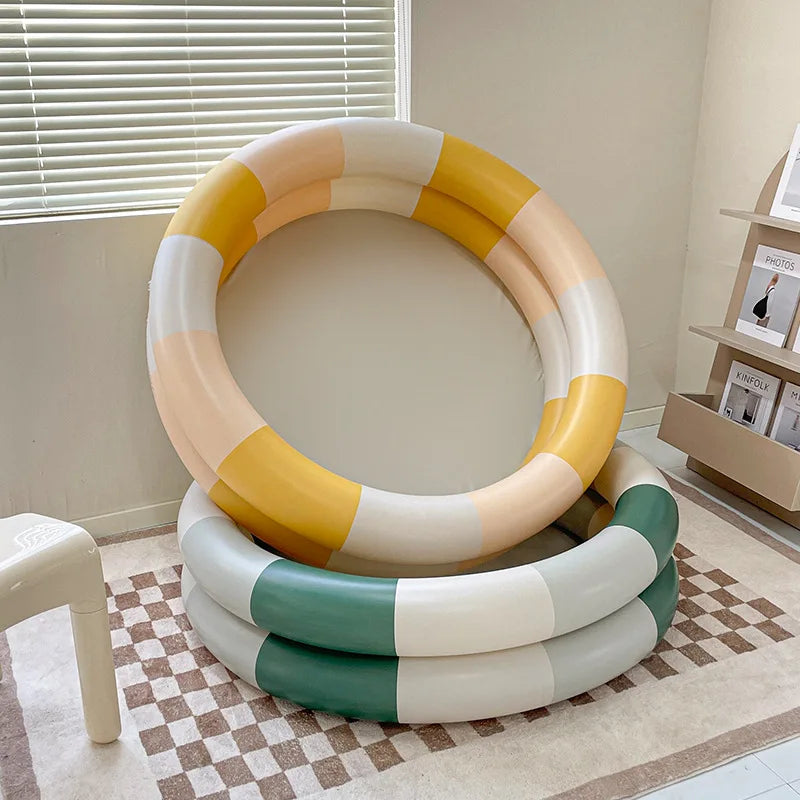 Farverig oppustelig pool med børnevenlige designs, perfekt til sikker vandsjov om sommeren i haven eller på stranden.