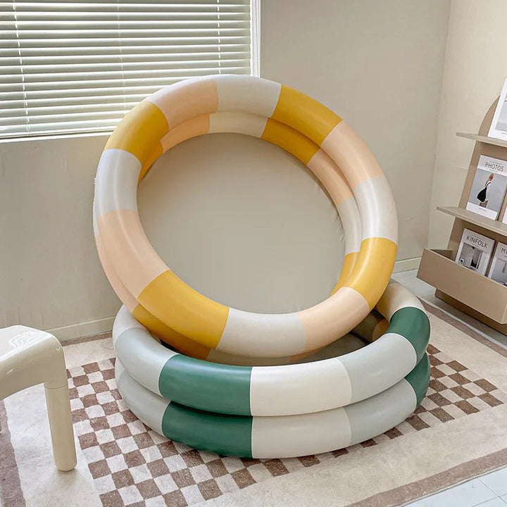 Farverig oppustelig pool med børnevenlige designs, perfekt til sikker vandsjov om sommeren i haven eller på stranden.
