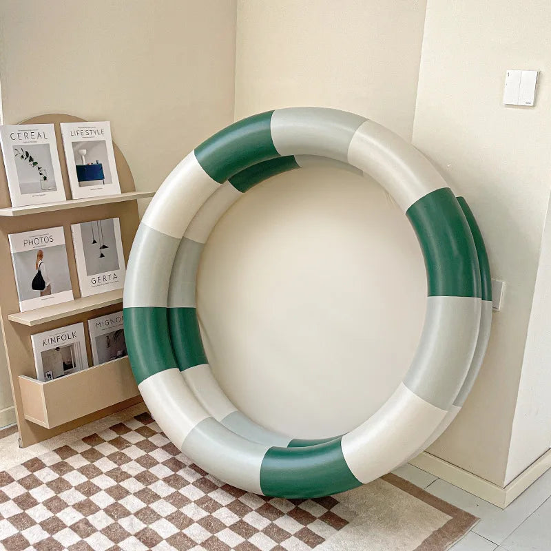Farverig oppustelig pool med børnevenlige designs, perfekt til sikker vandsjov om sommeren i haven eller på stranden.