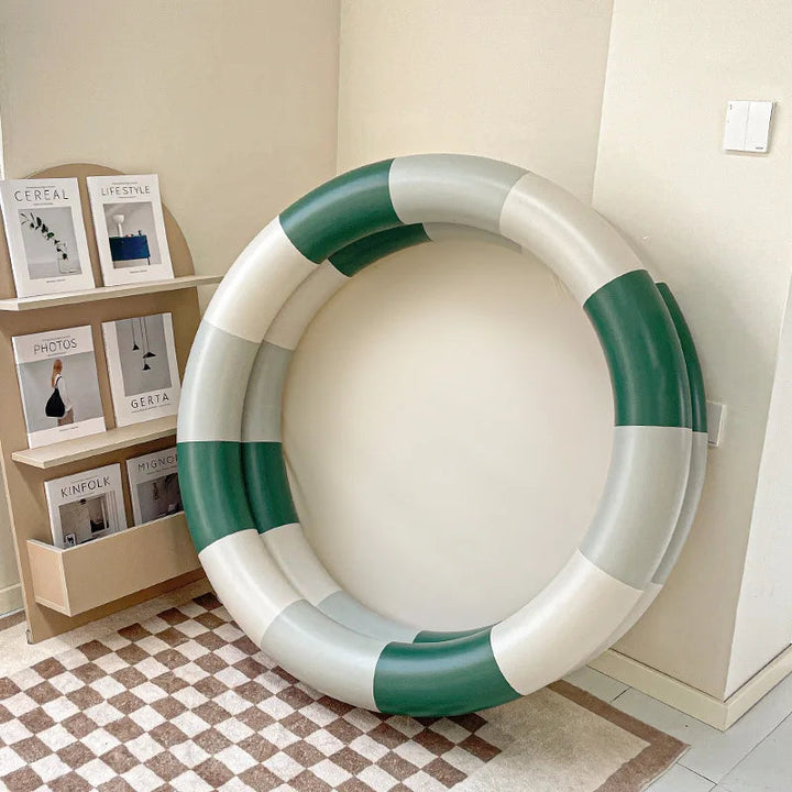 Farverig oppustelig pool med børnevenlige designs, perfekt til sikker vandsjov om sommeren i haven eller på stranden.