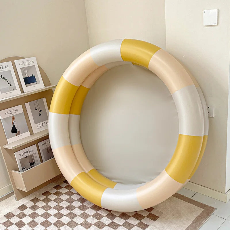 Farverig oppustelig pool med børnevenlige designs, perfekt til sikker vandsjov om sommeren i haven eller på stranden.