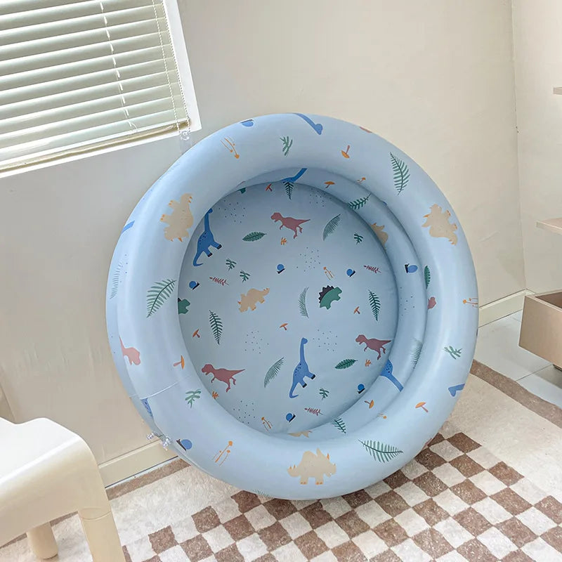 Farverig oppustelig pool med børnevenlige designs, perfekt til sikker vandsjov om sommeren i haven eller på stranden.