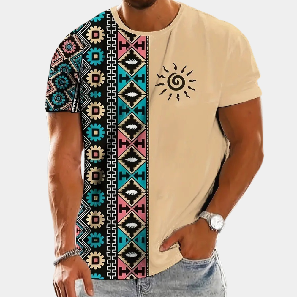 Farverig herre T-shirt med geometriske mønstre, ideel til sommeren. Frontal udsigt: Farverige tribalmønstre og åndbar