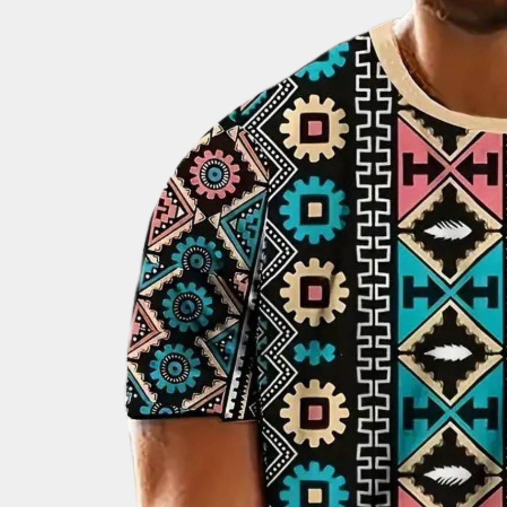Farverig herre T-shirt med geometriske mønstre, ideel til sommeren. Frontal udsigt: Farverige tribalmønstre og åndbar