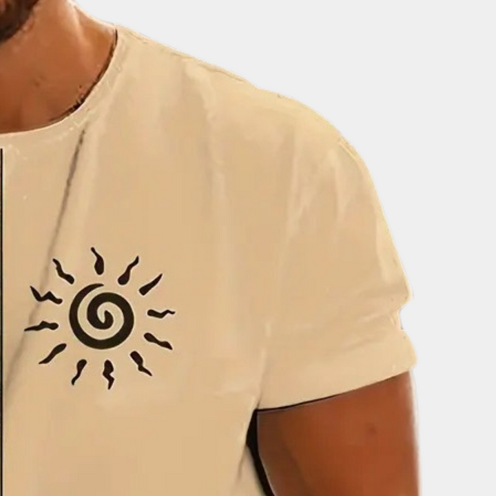 Farverig herre T-shirt med geometriske mønstre, ideel til sommeren. Frontal udsigt: Farverige tribalmønstre og åndbar